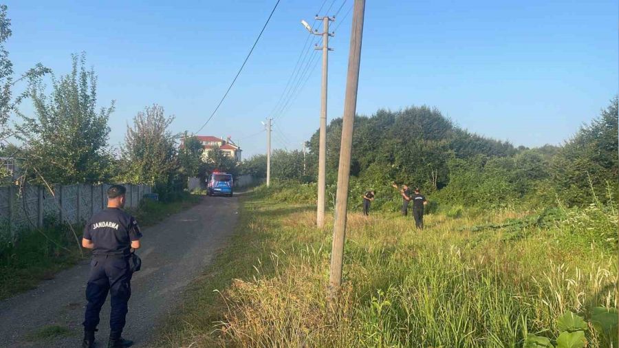 Arsa kavgasında oğlunu silahla vurdu