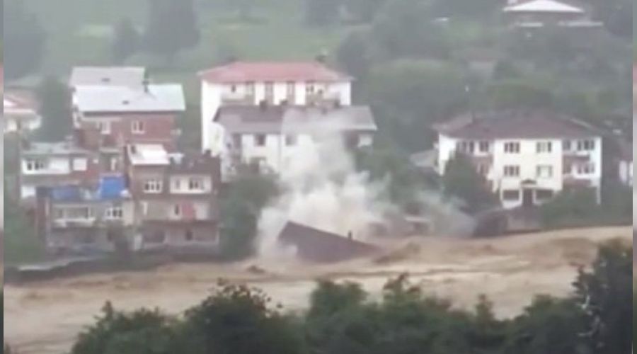Artvin Arhavi'de bir ev sel sularına kapıldı