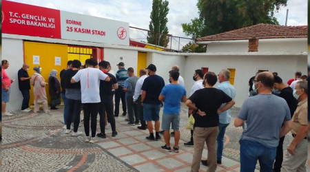 A olmayan taraftarlar stadyuma giremedi