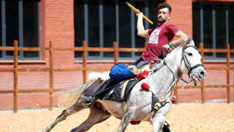 Ata sporu cirit gösterisi nefes kesti