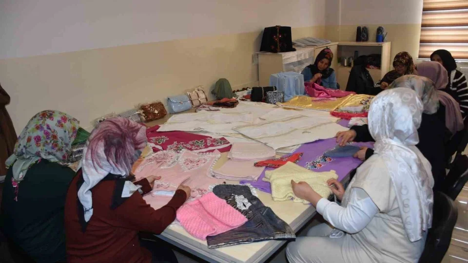 Atık kumaşlar kadınların ellerinde yeniden şekilleniyor