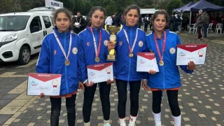 Atletizmde bir ilk: 4 k�z karde� k�rs�ye ��kt�