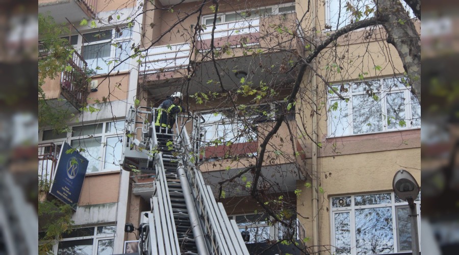 Aya�� k�r�lan ya�l� kad�n� itfaiye kurtard�