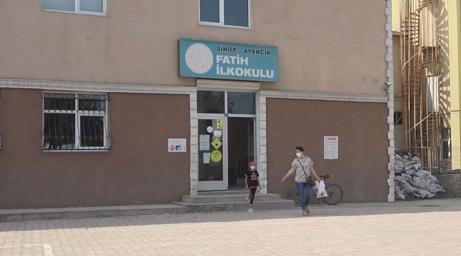 Ayanc�k'ta y�z y�ze e�itim ertelendi
