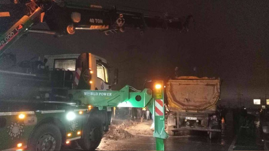 Ba�c�lar'da hafriyat kamyonu yolun ortas�na devrildi