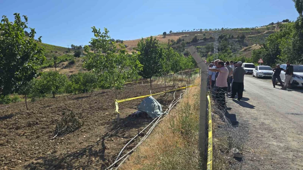 Bah�esinde kaz� yaparken toprak alt�nda kald�