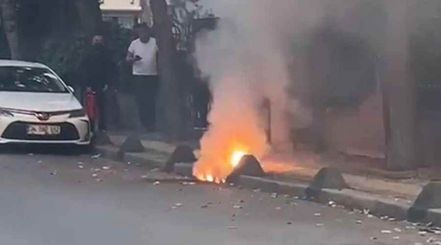 Bakırköy'de yer altı kabloları alev alev yandı