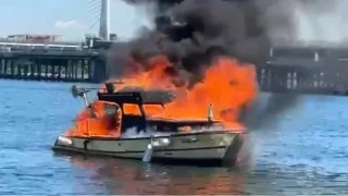Balat sahilinde tekne alev alev yandı