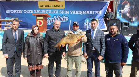 Balıkçılar en büyük balığı yakalamak için yarıştı