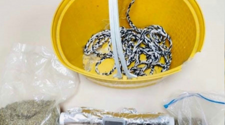 Balkondan sepet sarkıtarak uyuşturucu ticareti yapan zehir tacirleri yakalandı