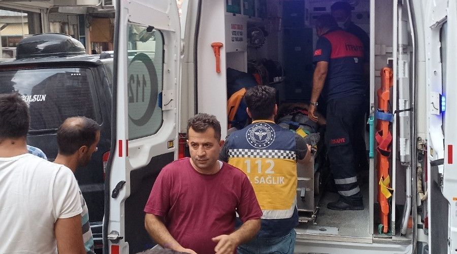 Balkonu temizlerken 5. kattan yan binanın üzerine düştü