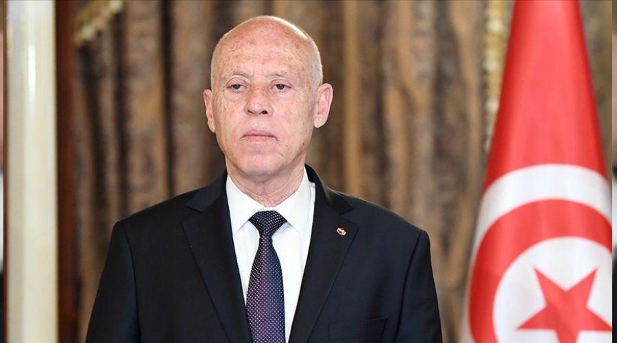 Başbakanı görevden aldı, Meclis'in yetkilerini durdurdu
