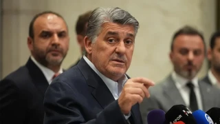 Ba�kan Serdal Adal� kap�ya dizdi