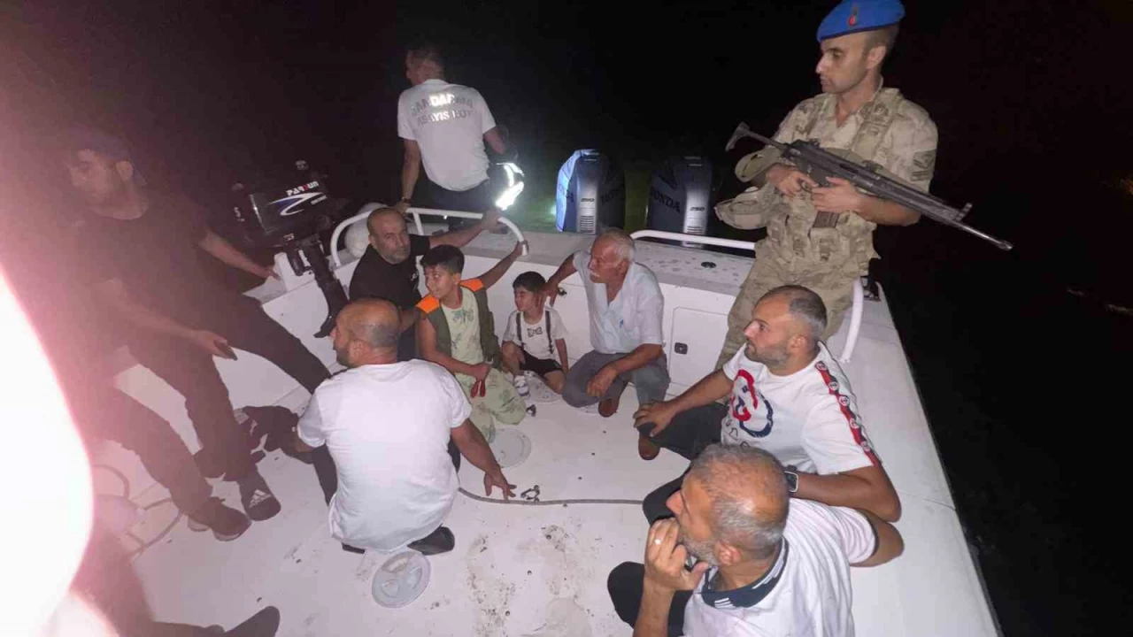 Batman'da teknede mahsur kalan 2'si ocuk 9 kii kurtarld