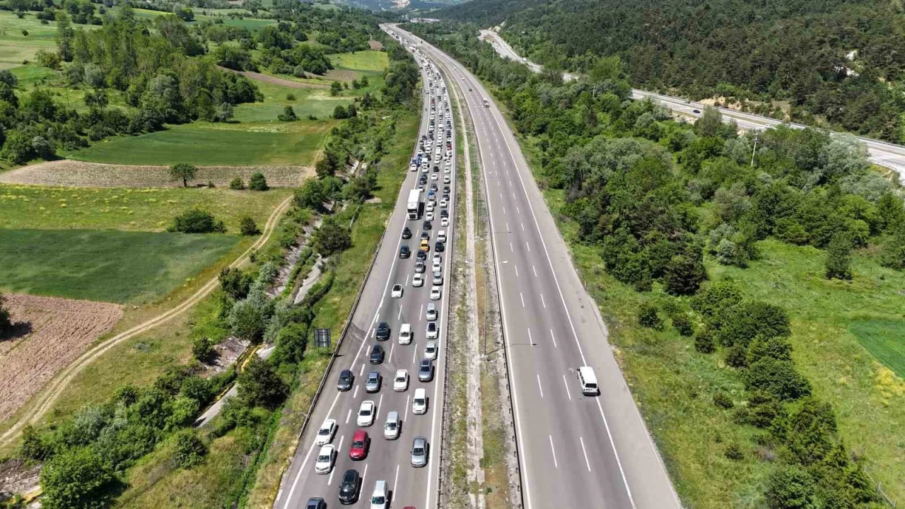 Bayram trafi�i s�r�yor: Bolu'da kilometrelerce kuyruk