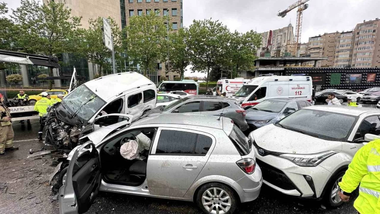 Beşiktaş'ta zincirleme trafik kazası: 8 araç birbirine girdi, 8 yaralı