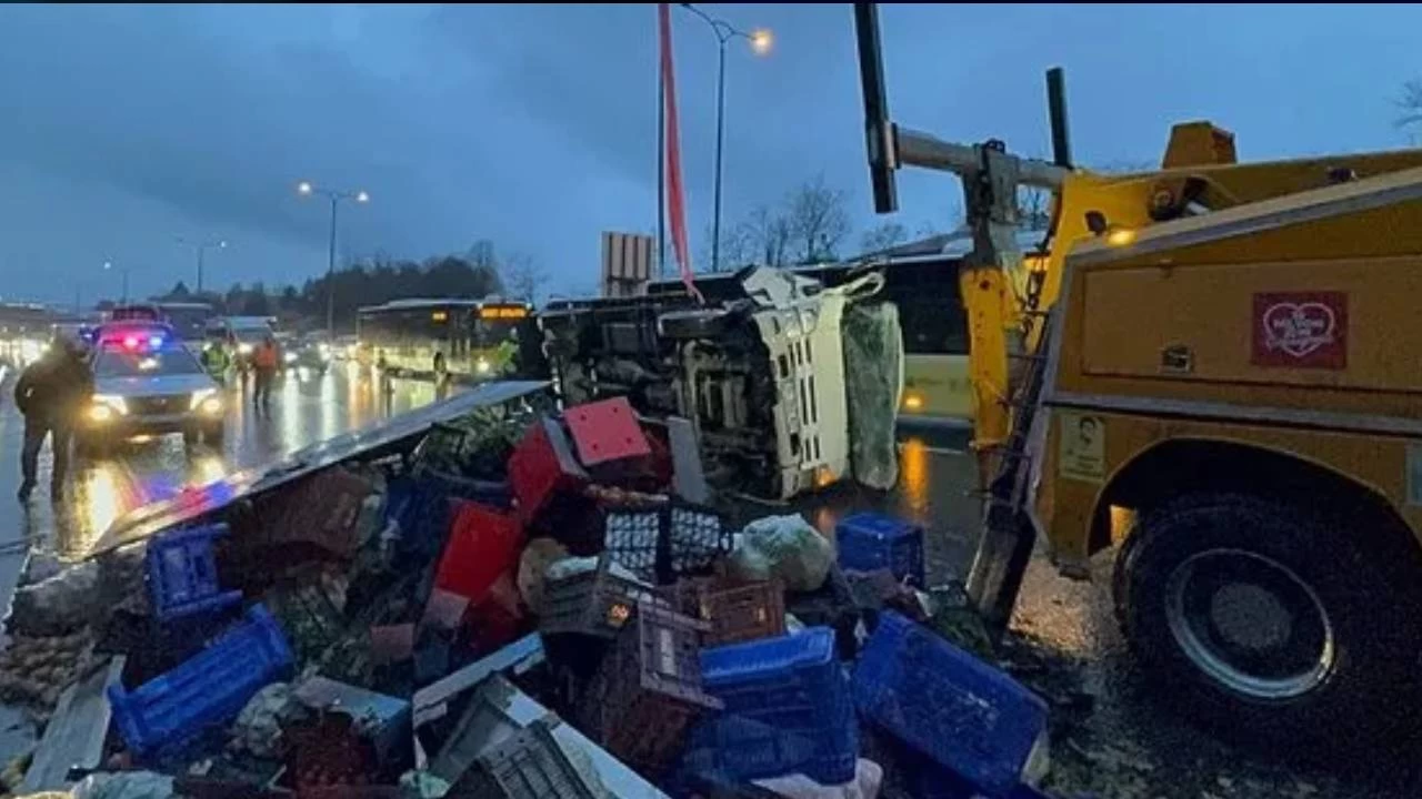 Beykoz'da �zel halk otob�s� ile sebze y�kl� kamyon �arp��t�