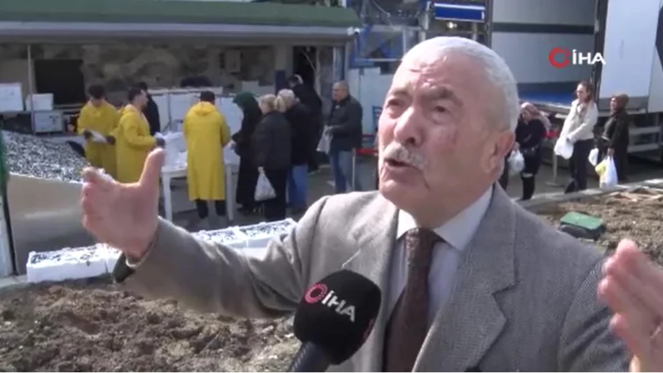 Beylikd�z�'nde Bal�k�� Kenan 3 t�r hamsiyi �cretsiz da��tt�