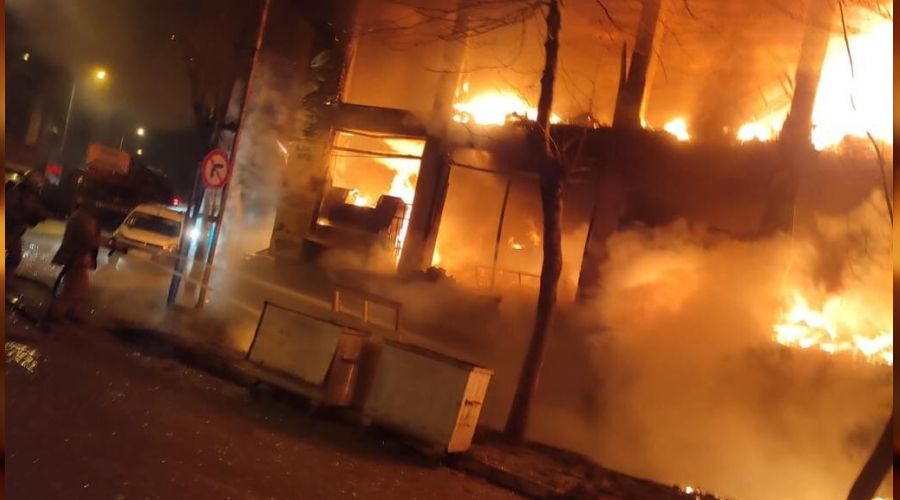 Beylikdüzü'nde ikinci el eşya satan iş yeri yandı