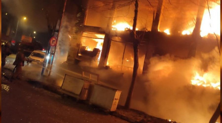Beylikdüzü'nde ikinci el eşya satan iş yeri yandı