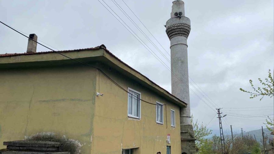 Bilecik'te cami minaresine yıldırım düştü