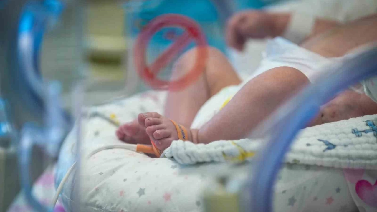 Bin gramlık bebek 3 ameliyatla hayata tutundu
