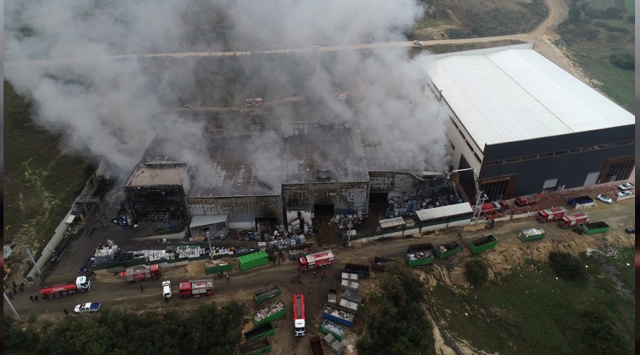Bir fabrika daha alevlere teslim oldu