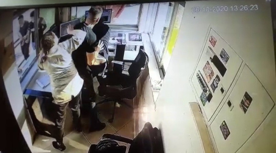 Biraz değil bayağı abartmış