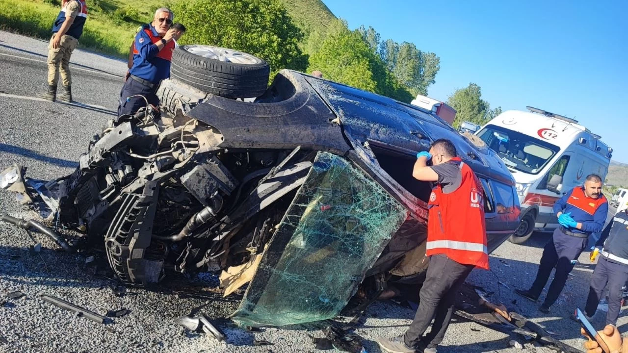 Bitlis'te trafik kazas: 2 l, 1 yaral