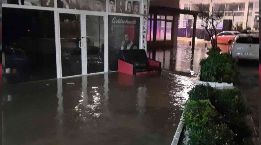 Bodrum'da evleri, iş yerlerini su bastı
