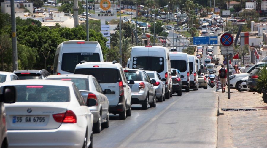 Bodrum'da kilometrelerce araç kuyruğu oluştu
