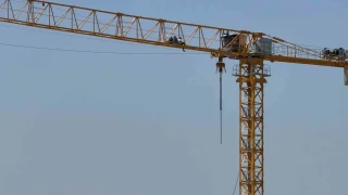 Bolu'da maaş krizi: İşçi vince çıktı