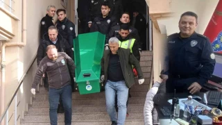 Boşanma aşamasındaki komiser, eşini, kızını ve kendi annesini vurup intihar etti