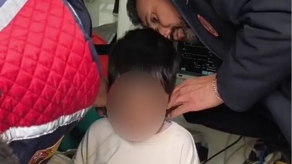 Boynuna plastik kelep�e ge�iren �ocuk kurtar�ld�