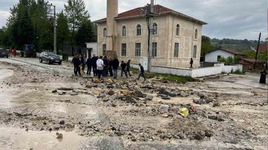 Boz�y�k'te sel nedeniyle baz� evleri su bast�, araziler zarara u�rad�