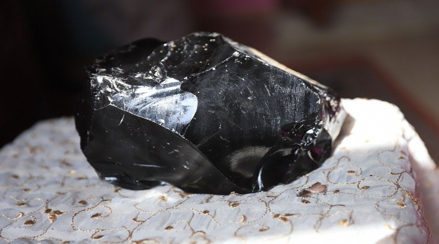 Buldu�u siyah sentetik ham elmas� satmak istiyor