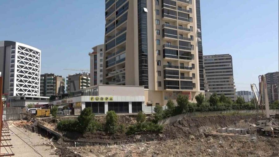 Bursa'da 16 katl� binan�n bah�e duvar� ��kt�