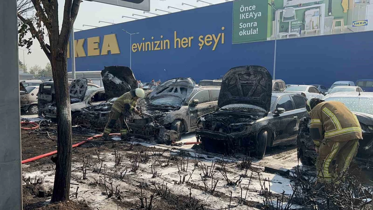 Bursa'da AVM otopark�nda yang�n: 6 ara� k�l oldu