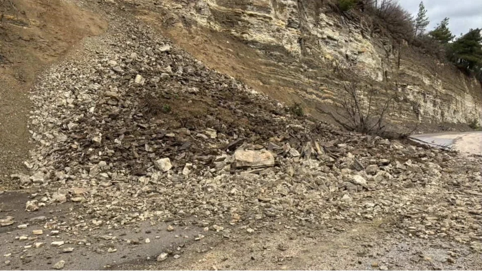 Bursa'da heyelan yolu kapatt�