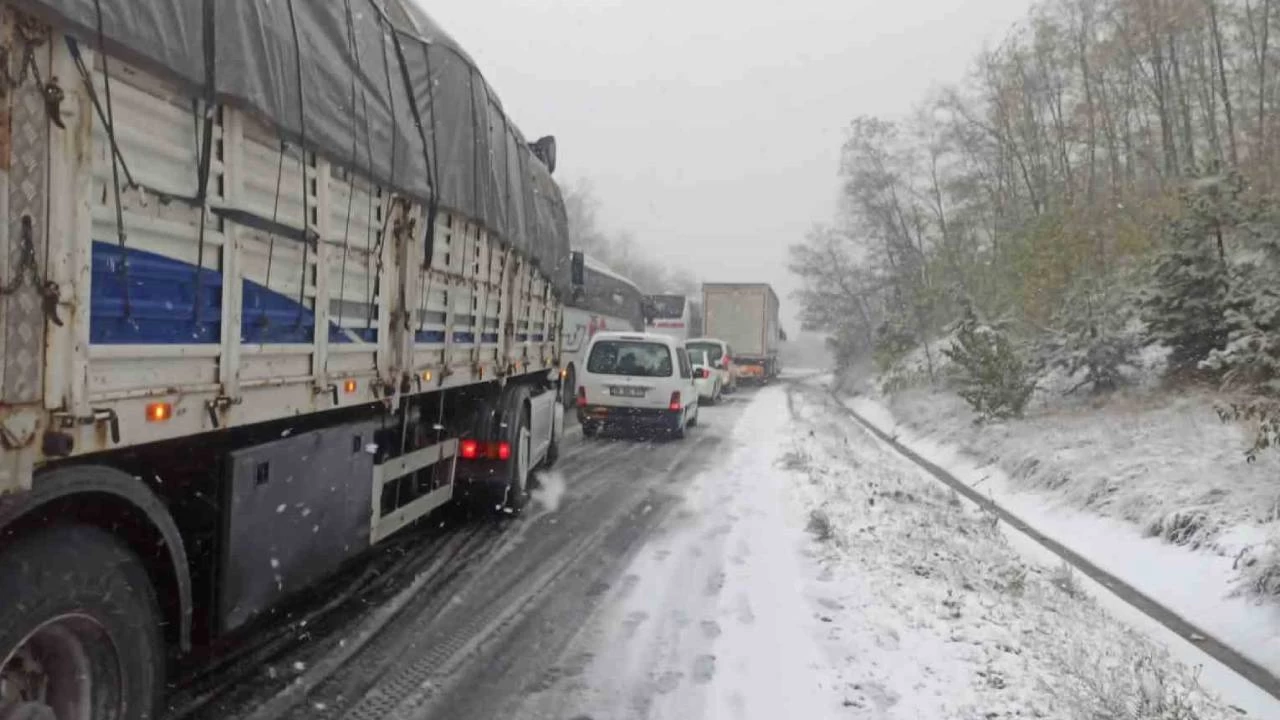 Bursa'da kar ya sebebiyle yol kapand