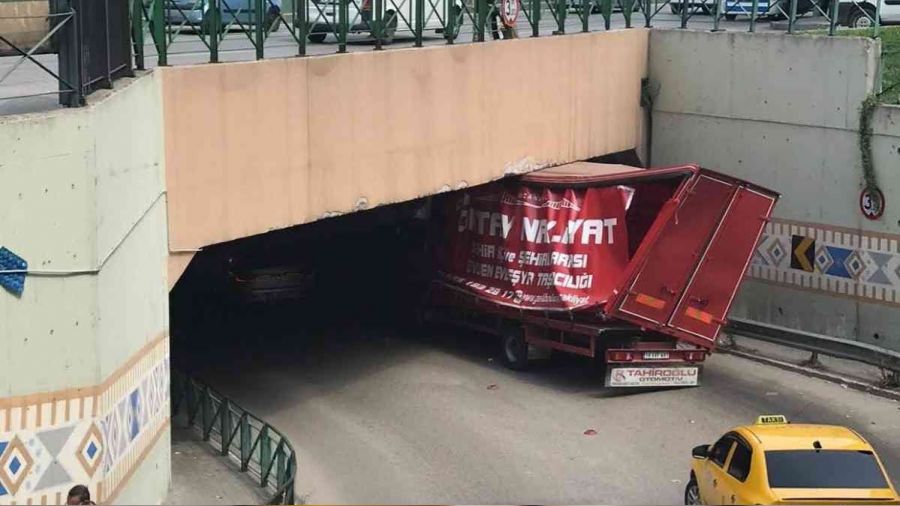 Bursa'da sürücüler üst geçit ve köprüye çarptı