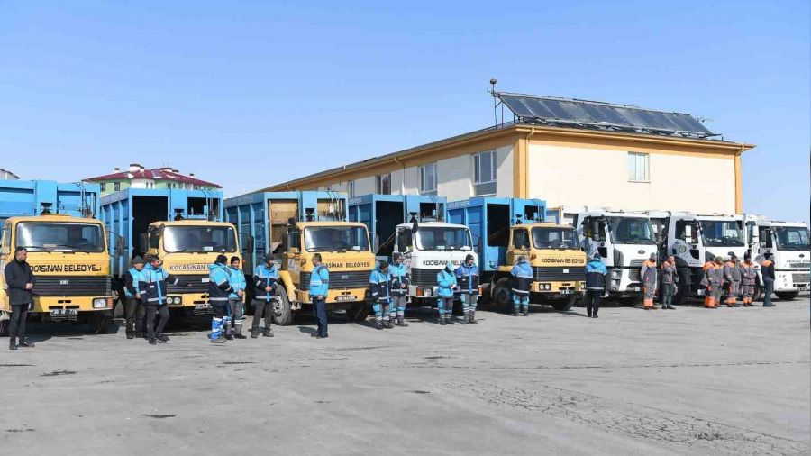 Büyükkılıç, Deprem Bölgesine 20 Temizlik Aracı ve Personel Gönderdi