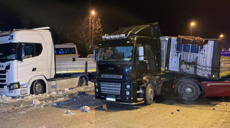 Buzlanma beraberinde kaza getirdi, 25 araç birbirine girdi