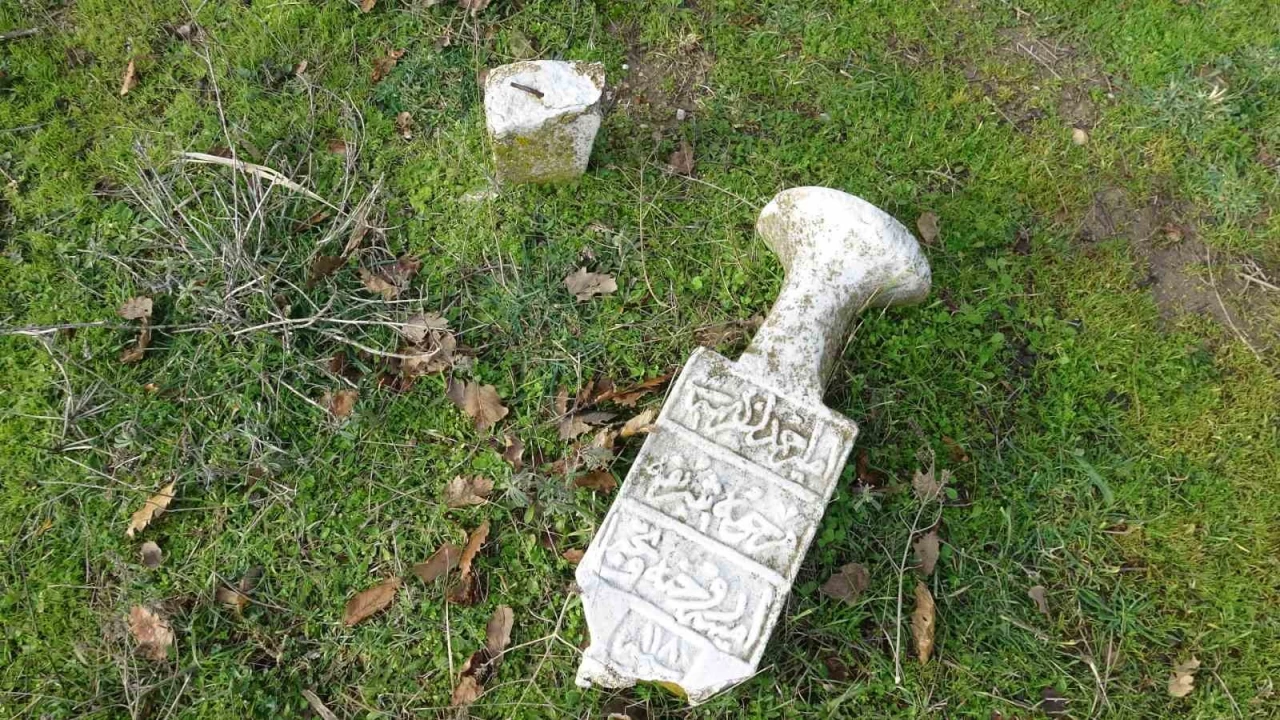 Çanakkale'de tarihi mezarlık harabeye döndü