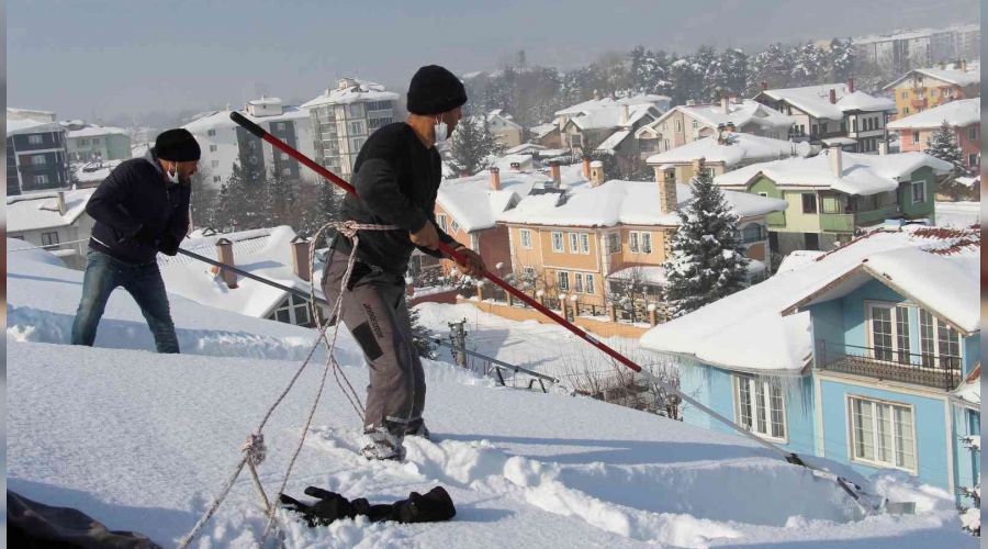 Çatılarda biriken karlar gelir kapısı oldu