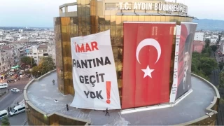 Çerçioğlu'ndan Özgür Özel'e pankartlı cevap