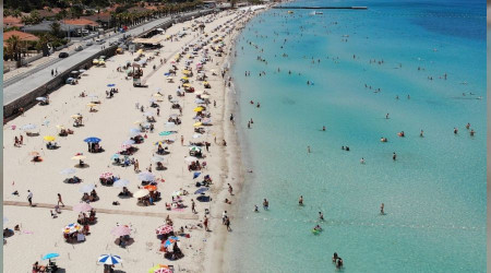 Çeşme'de bayram yoğunluğu havadan görüntülendi