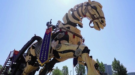 Çinliler 50 tonluk dev robot at yaptı