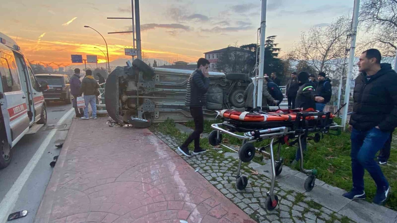 Cip ile �arp��an hafif ticari ara� takla att�: 2 yaral�