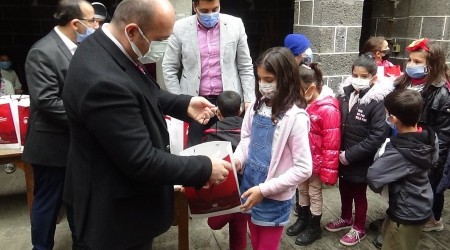 Çocuklara hijyen paketi hediyesi